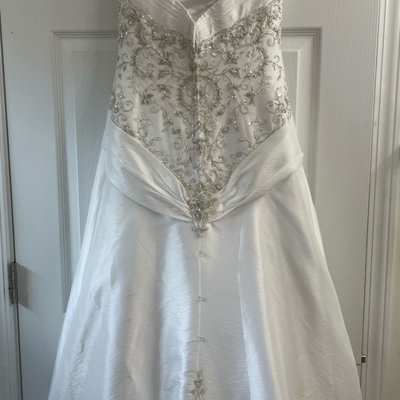 Wedding dress used with extra material, beading and detachable straps - Picture 2 of 12